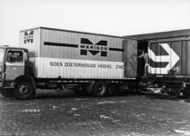 156810 Afbeelding van het overladen van goederen van een vrachtauto naar een schuifwandwagen van de N.S. ten behoeve ...