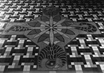 156692 Afbeelding van een vloermozaïek in de hal van het N.S.-station Amsterdam C.S. te Amsterdam.