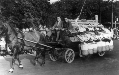 121905 Afbeelding van Carolus Albertus Bergsteijn (links, geb. 1 aug. 1920, groenteman, overl. 28 apr. 2000) op zijn ...