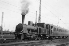 162494 Afbeelding van de stoomlocomotief nr. 8603 (serie 8600, nrs. 8601-8606) van de N.S. tijdens rangeren op het ...