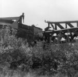 158109 Gezicht op een pijler van de tijdens de oorlog vernielde spoorbrug over de Baardwijksche Overlaat tussen ...