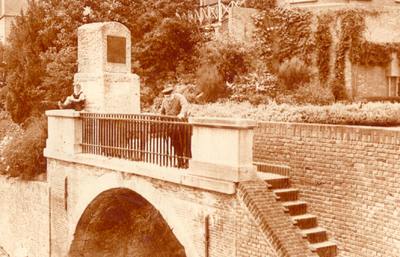 83798 Gezicht op het gedenkteken op de Bijlhouwerbrug over de Oudegracht te Utrecht ter herinnering aan het vertrek, ...