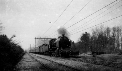 160781 Afbeelding van een stoomlocomotief uit de serie 3900 van de N.S. met trein DBA 661 (Hoek van Holland-Altona) bij ...