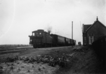 163009 Afbeelding van een trein naar Dokkum, getrokken door een stoomlocomotief uit de serie 7100 van de N.S., op het ...