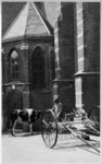 5217 Afbeelding van een boer met een jonge koe en een hooischudder bij de N.H.-kerk te Breukelen.