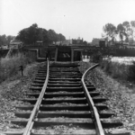 158103 Gezicht op de tijdens de oorlog vernielde spoorbrug over de Donge te Geertruidenberg.