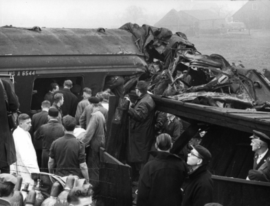 157517 Afbeelding van reddingswerkers op zoek naar slachtoffers in het bij de treinramp te Harmelen verongelukte ...