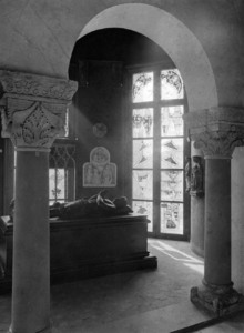 79023 Interieur van het Stedelijk Museum voor Oudheden (Hogeland) te Utrecht: koepel met de graftombe met riddergrafbeeld.