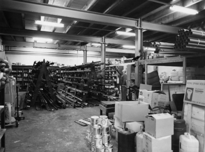 87575 Interieur van de werkplaats en magazijnen van de Dienst van Openbare Werken van de gemeente Utrecht (Achter ...