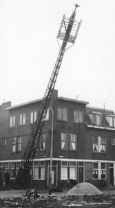 86786 Afbeelding van het neerhalen van een telefoonmast op de hoek van de Pijlstraat (links) en de Anthoniedijk te Utrecht.