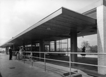 155892 Gezicht op de perronzijde van het N.S.-station Purmerend te Purmerend met uitgangscontrole.