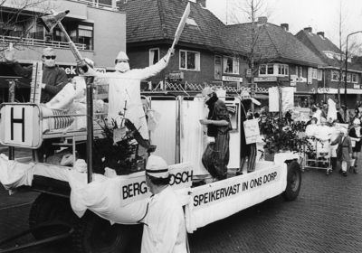 92338 Afbeelding van de carnavalsoptocht op de Vinkenlaan te Bilthoven (gemeente De Bilt): de versierde wagen van het ...