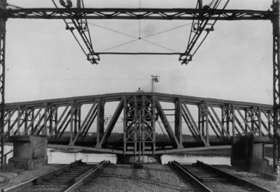 153611 Gezicht op de spoorbrug over het Noordzeekanaal bij Velsen in opengedraaide stand.