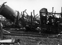 155740 Afbeelding van de ontspoorde en deels verbrande goederentrein bij Barneveld.