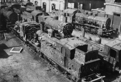 162273 Afbeelding van enkele in camouflagekleuren geschilderde stoomlocomotieven van de N.S. en de D.R.B. bij de ...