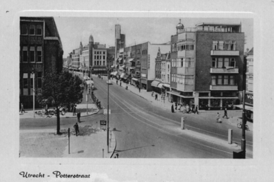 121997 Gezicht in de Potterstraat te Utrecht, rechts de ingang van de Loeff Berchmakerstraat en links een gedeelte van ...