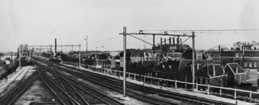 155135 Gezicht op het (geëlectrificeerde) emplacement aan de noordzijde van het N.S.-station Nijmegen te Nijmegen, uit ...