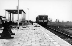 155567 Gezicht op het in aanbouw zijnde nieuwe N.S.-station Deinum te Deinum met een diesel-electrisch treinstel DE 2 ( ...