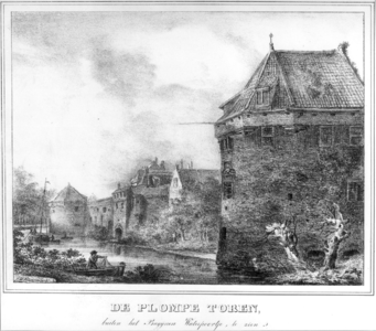 36718 Gezicht over de stadsbuitengracht op de gedeeltelijk afgegraven stadswal te Utrecht met de waltorens de Beer ...