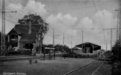 163156 Gezicht op de perronzijde van het N.S.-station Santpoort te Santpoort.N.B. De naam van het station is in 1957 ...