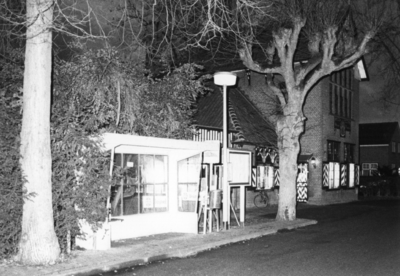 88118 Gezicht op de abri en het café annex raadhuis In 't Wapen van Haarzuilens (Brink 1-2) te Haarzuilens (gemeente ...