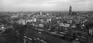 25628 Panorama van Utrecht over de binnenstad, vanaf het 3e Administratiegebouw van de Nederlandse Spoorwegen ...