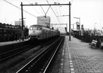 155615 Afbeelding van twee gekoppelde electrische treinstellen mat. 1964 (plan V) van de N.S. langs het perron van het ...