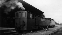 160805 Afbeelding van de stoomlocomotief nr. 30 van de N.T.M. met een tram op het N.S.-station Stiens te Stiens.