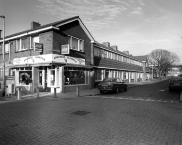 18767 Gezicht in de Hanrathstraat te Utrecht met de huizen nrs. 2 (midden)-hoger; links op de voorgrond de cafetaria ...