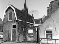 5132 Gezicht op de voorzijde van een vervallen huis aan de Herenstraat te Breukelen uit het zuiden.