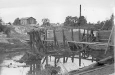 158406 Gezicht op een noodpijler van de tijdens de oorlog vernielde spoorbrug over het Overijsselsch Kanaal te Raalte.