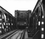157357 Afbeelding van de stoomlocomotief nr. 3904 (serie 3900, nrs. 3901-3932) van de N.S. op de herstelde spoorbrug ...