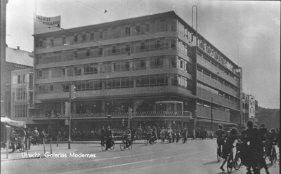 121978 Gezicht op het warenhuis Galeries Modernes (Oudegracht, hoek Lange Viestraat) te Utrecht.