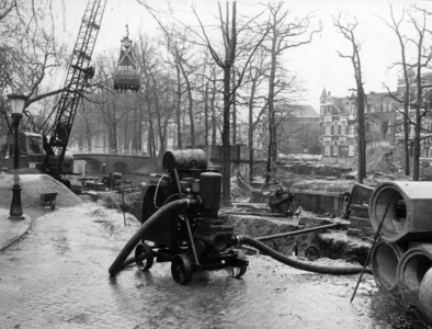 70113 Afbeelding van de werkzaamheden voor de aanleg van een zinker nabij de Maliebrug te Utrecht. Op de achtergrond ...