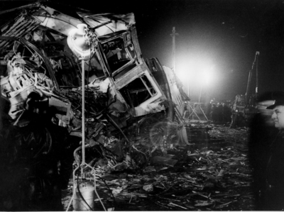 157627 Gezicht op de nachtelijke opruimingswerkzaamheden na de treinramp te Harmelen. Links de wrakstukken van het ...