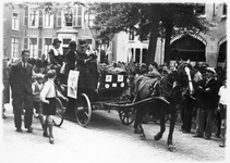 59121 Afbeelding van een menigte op het Janskerkhof te Utrecht tijdens het uitwuiven van Daisy (Gerard Renes) die in ...