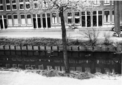 86573 Gezicht over het Zwarte Water op de Zaagmolenkade te Utrecht.