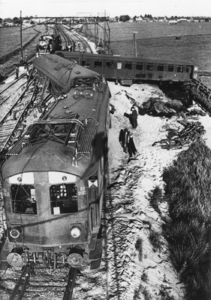 162104 Afbeelding van een ontspoorde electrische trein nabij Krommenie-Assendelft, met vooraan het rijtuig mBD 9152, ...