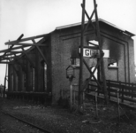 158507 Gezicht op de tijdens de oorlog vernielde goederenloods bij het N.S.-station Goor te Goor.