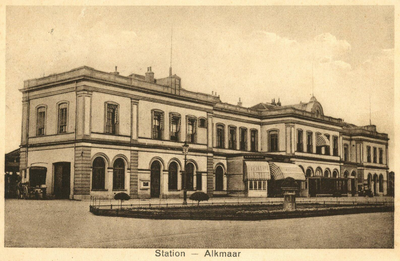 162510 Gezicht op het H.S.M.-station Alkmaar te Alkmaar.