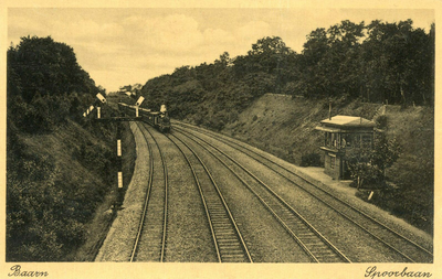 162631 Gezicht op de spoorlijn te baarn, vanaf de voetgangersbrug, met rechts het seinhuis en op de achtergrond een ...