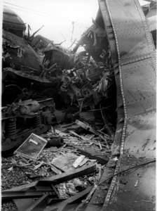 157617 Gezicht op de wrakstukken van de bij de treinramp te Harmelen verongelukte treinen.