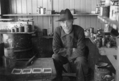 75330 Portret van H. Wellema, de winkelier van Goedkoope Verf- en Glashandel (Vinkenburgstraat 18) te Utrecht.