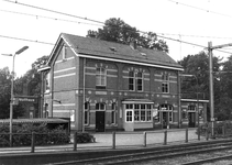 150847 Gezicht op de perronzijde van het N.S.-station Wolfheze te Wolfheze.