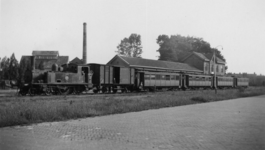 160699 Afbeelding van de stoomlocomotief nr. 7009 (serie 7000) van de N.S. met een tramtrein naar Enschede Noord op het ...