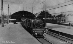 160770 Afbeelding van de stoomlocomotief nr. 3911 (serie 3900) van de N.S. met een trein langs het perron van het ...
