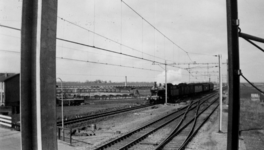 161138 Afbeelding van een stoomlocomotief uit de serie 3700/3800 van de N.S. met trein 171 bij Zoetermeer.