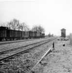 159053 Gezicht op het emplacement van het N.S.-station Raalte te Raalte. Links een goederentrein getrokken door een ...