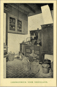75308 Interieur van de apotheek A.G.H. van Spanje (Steenweg 44) te Utrecht: het laboratorium voor onderzoek van destillatie.