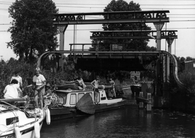 154942 Gezicht op de hefbrug over de Aa te Breukelen in de spoorlijn Amsterdam-Utrecht, met enkele pleziervaartuigen.